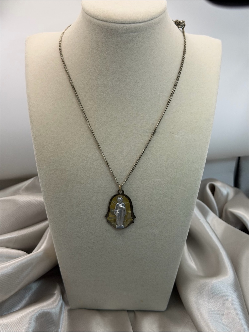 Vintage Italy Sacred Heart of Jesus Mother of Pearl Necklace 24(no clasp)